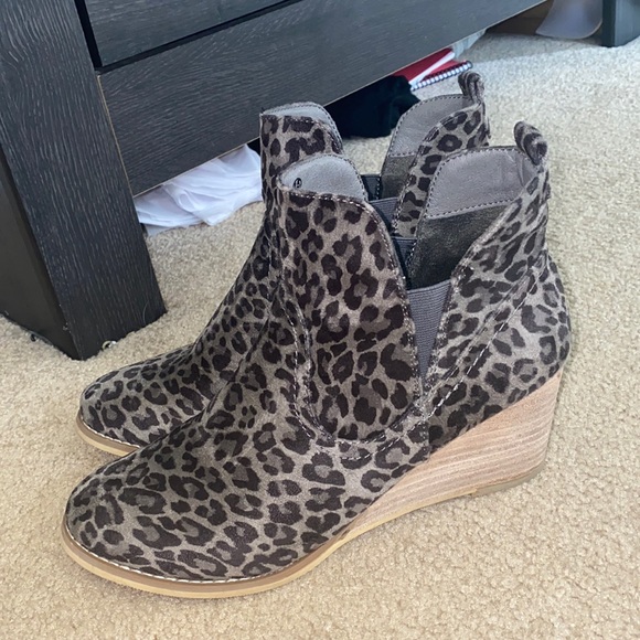 Buckle brand Cheetah print Gray wedges - Picture 1 of 3